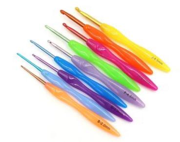 9-teiliges Häkelnadelset in Regenbogenfarben mit Kunststoffgriff